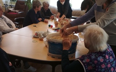 vyrábíme travní panáčky,